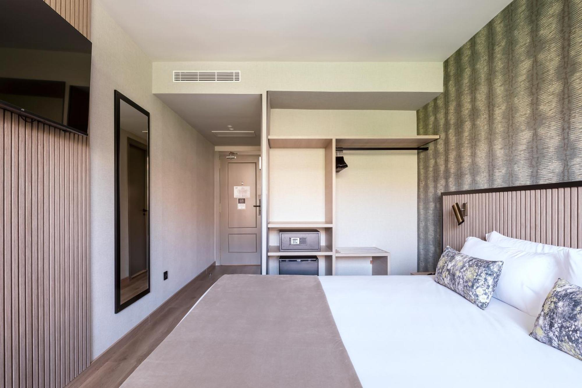 - Pirámides, An Ihg Madrid