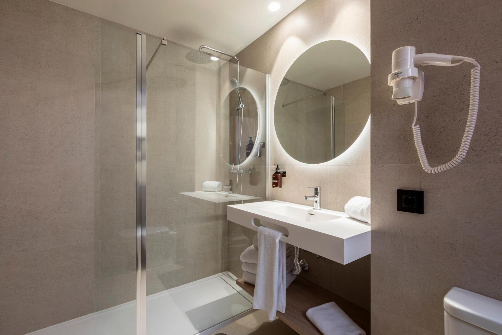 - Pirámides, An Ihg Madrid