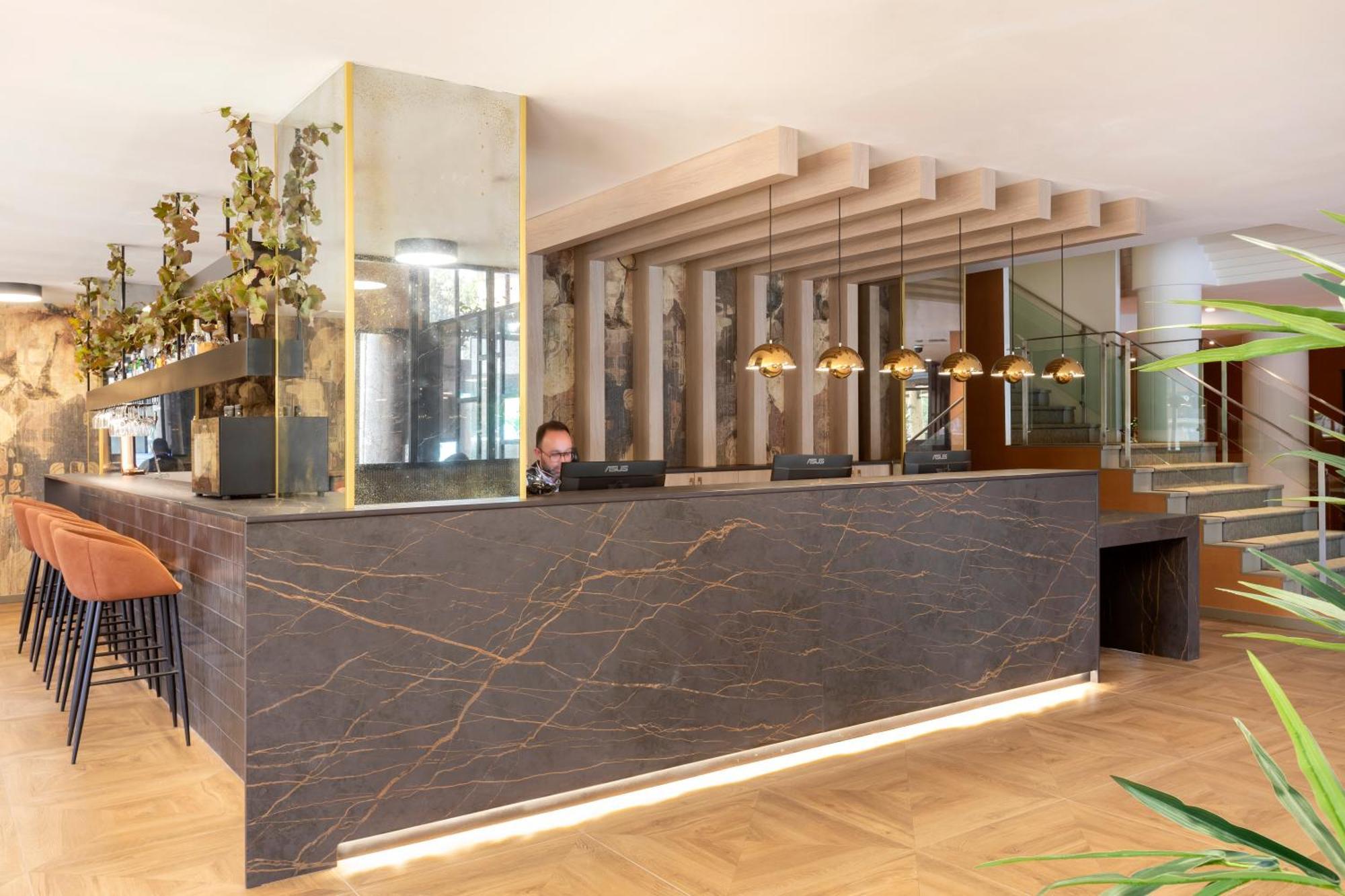 - Pirámides, An Ihg Hotel Madrid