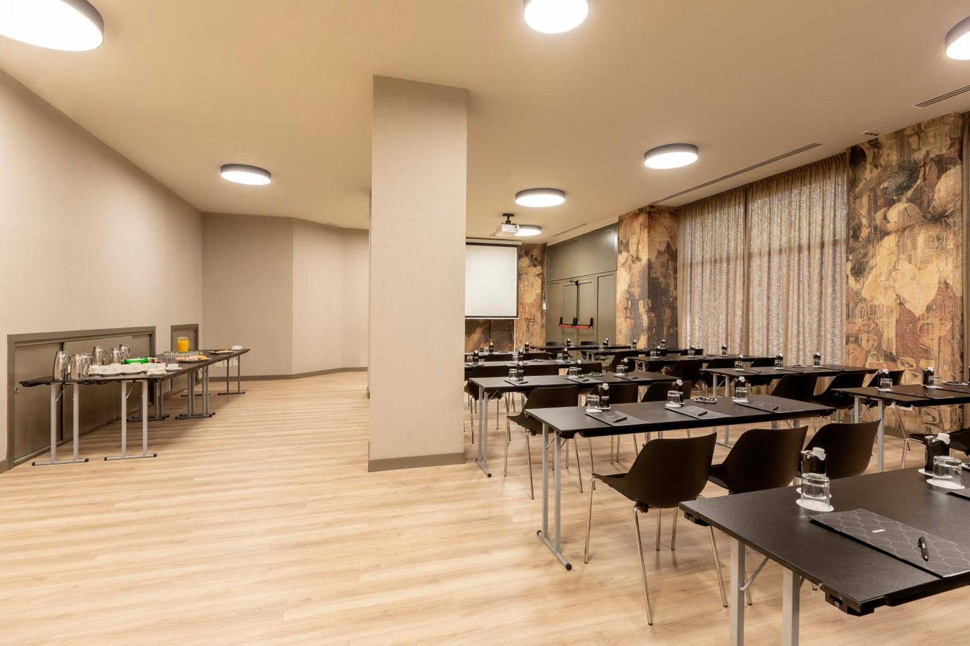 - Pirámides, An Ihg Madrid