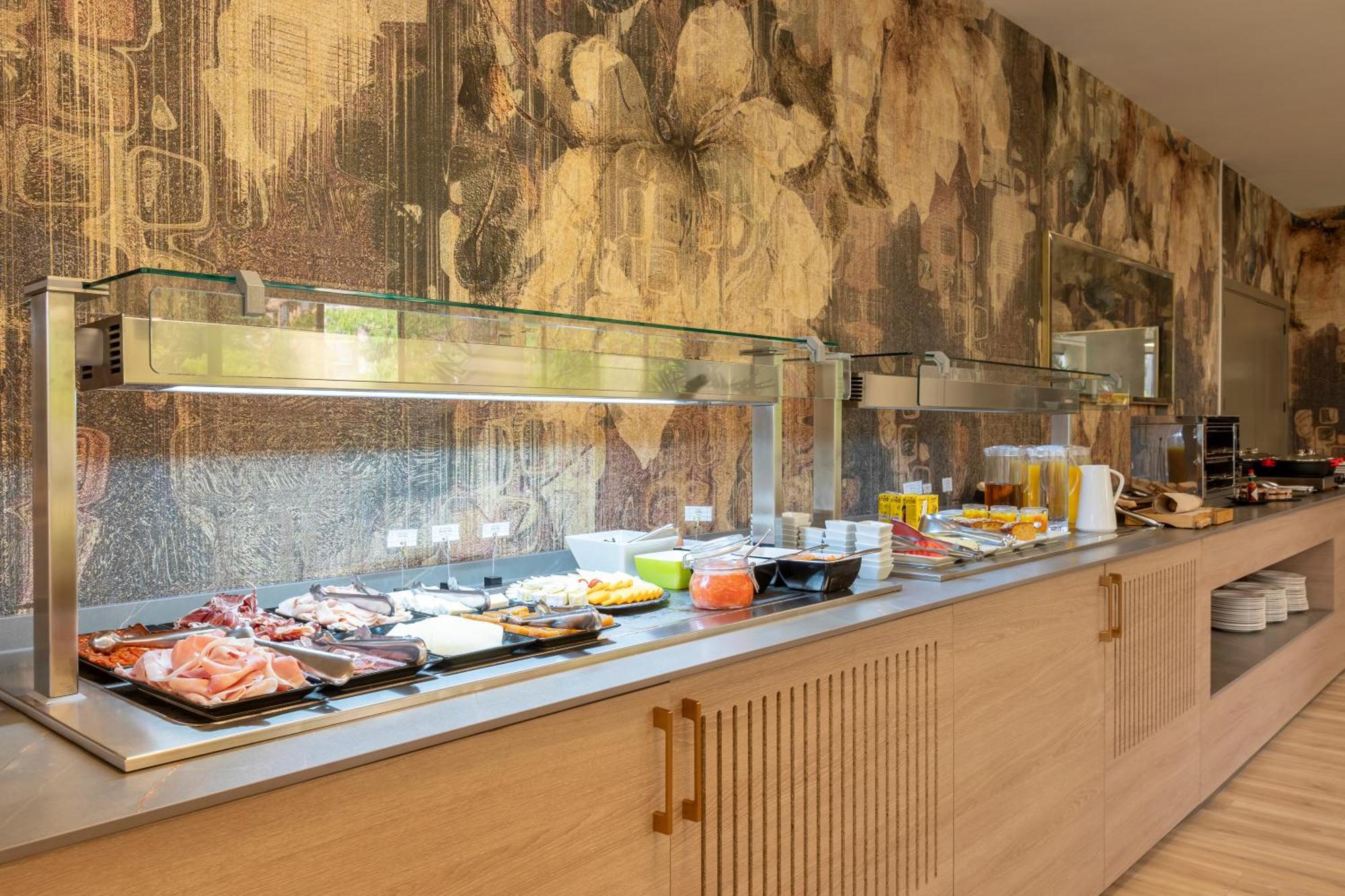 - Pirámides, An Ihg Madrid