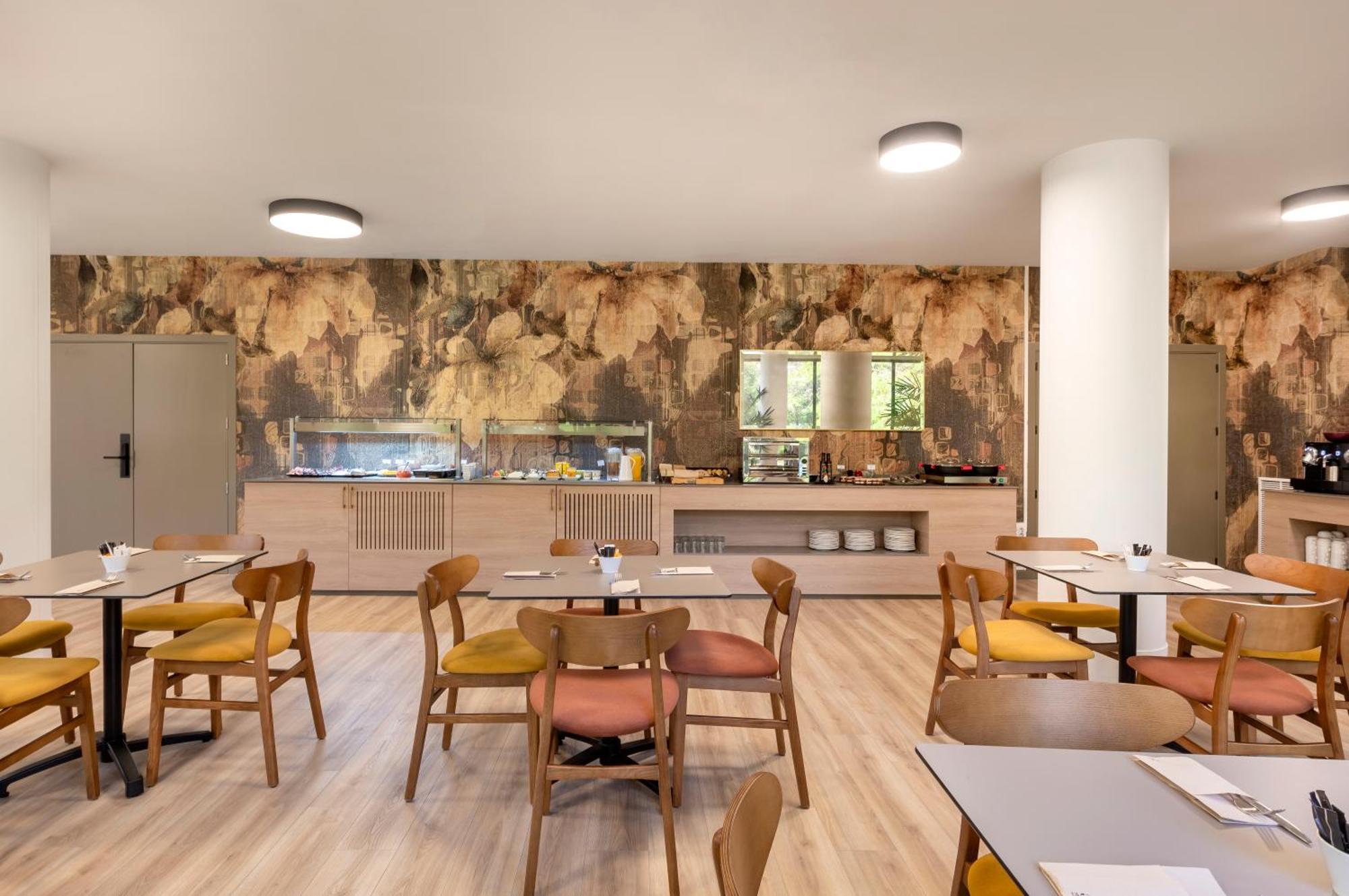 - Pirámides, An Ihg Madrid