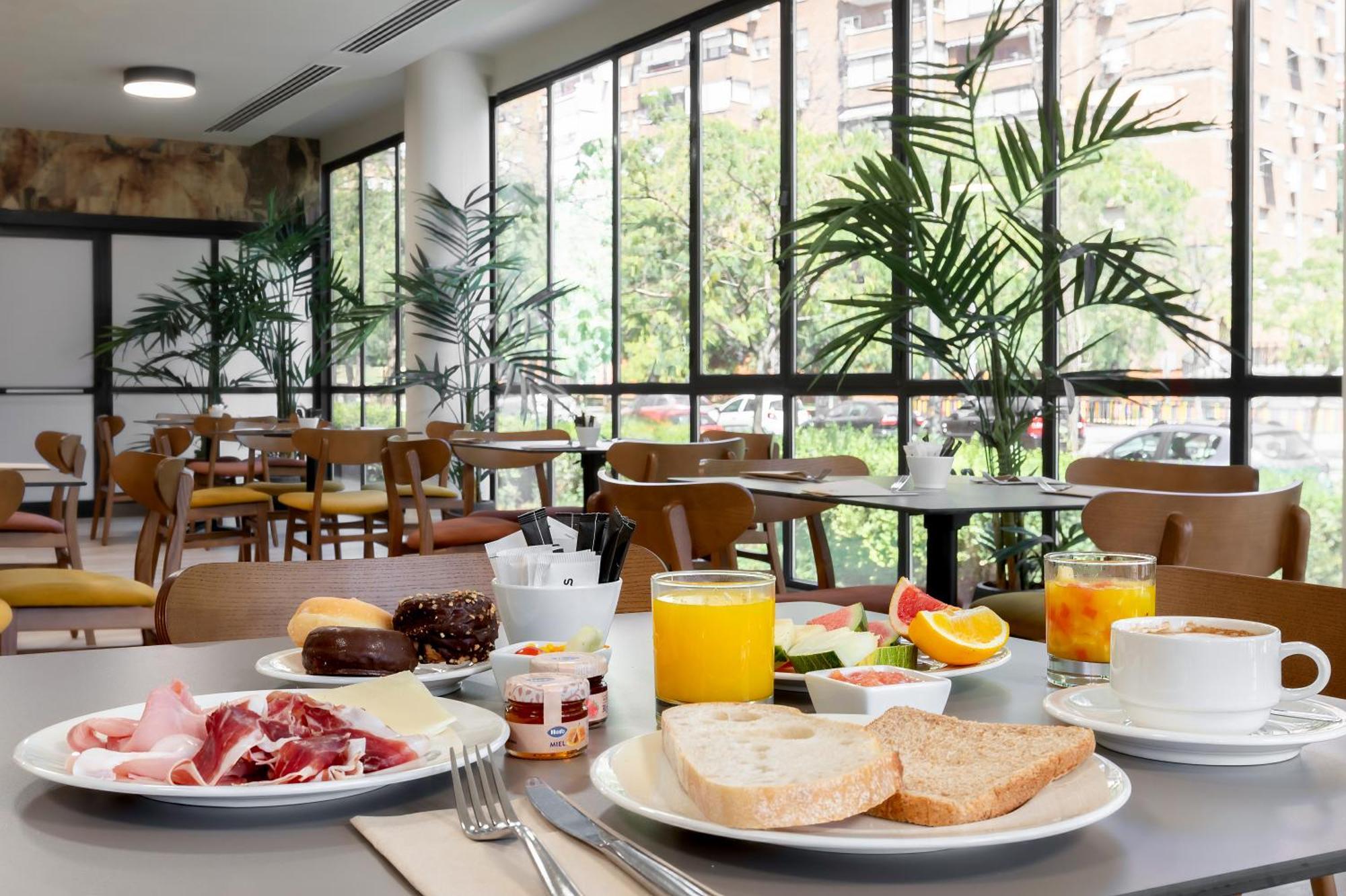 - Pirámides, An Ihg Hotel Madrid