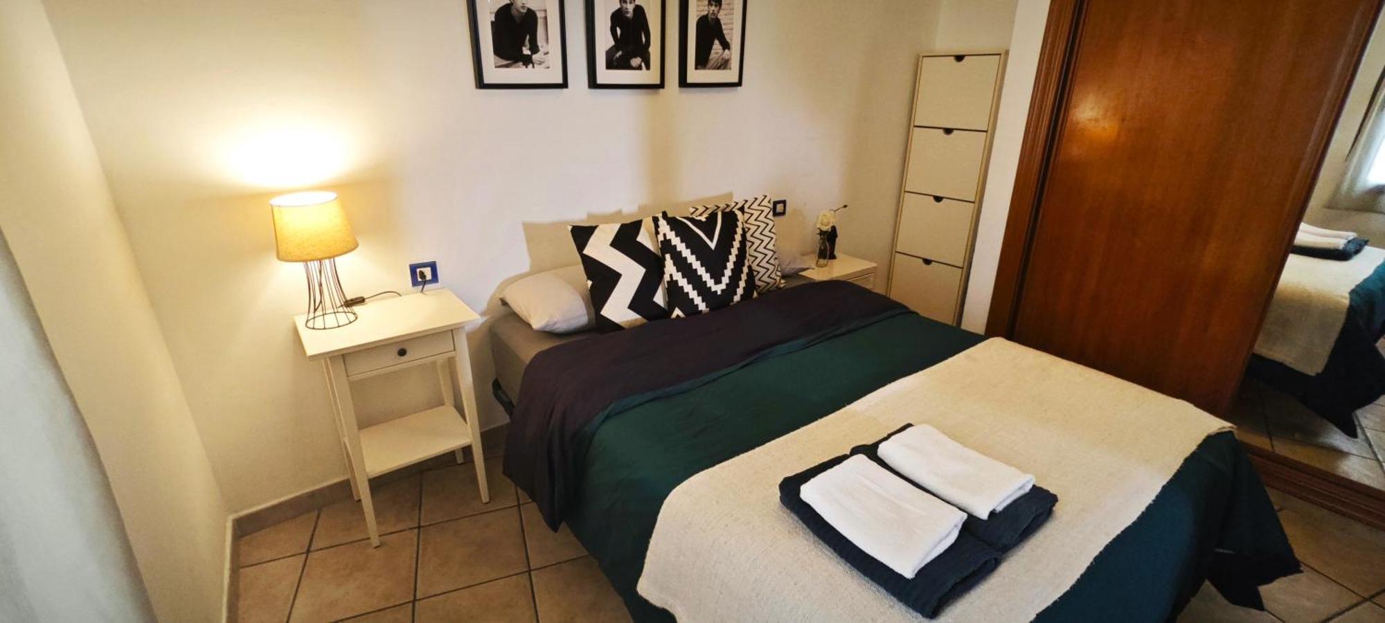 2 Personas En Pleno Centro De Apartamento Madrid