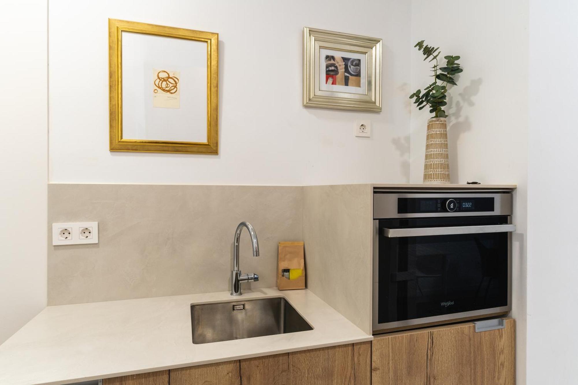 Modern And Bright-1bedroom 2bathrooms-la Latina Apartment