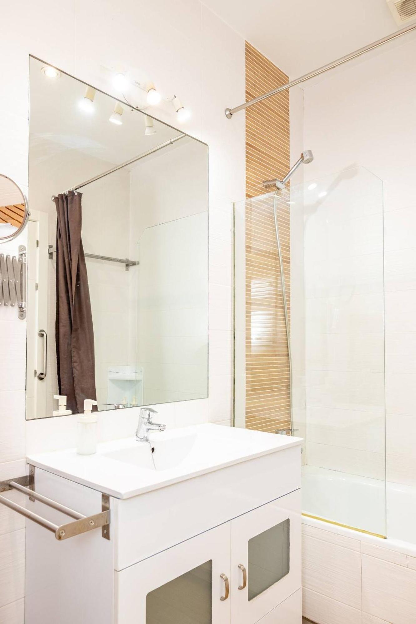 Modern And Spacious-2bedrooms 1bathroom-malasana Apartamento