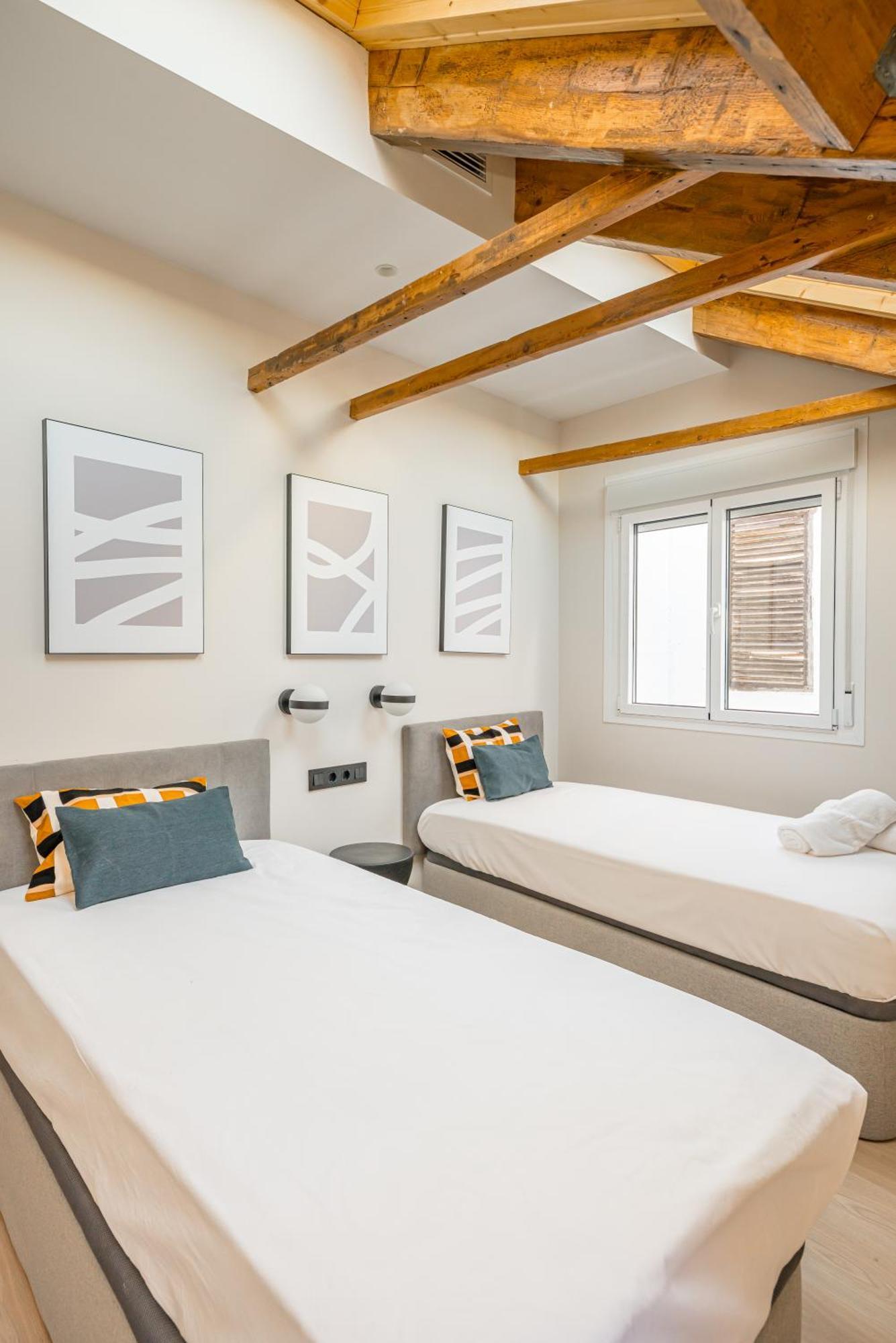 Gran Via Xv Calle De Conchas 4br 4bh Apartment Madrid