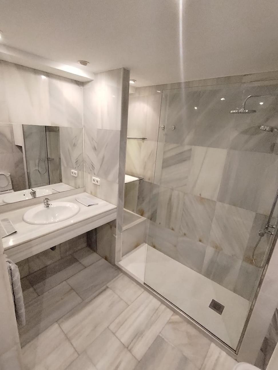 3- Hab Compartida Masculina 8x Hostal Madrid
