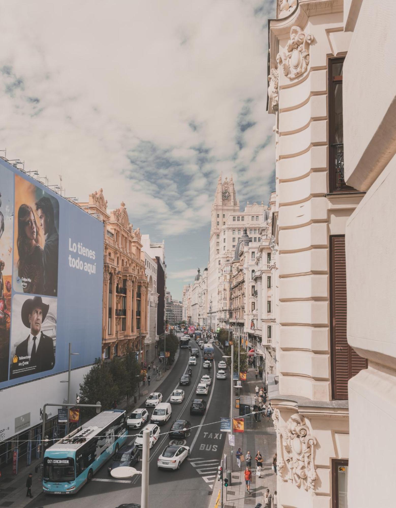 Amplio Piso De 7 Habs, 4 Banos Sobre Calle Gran Via