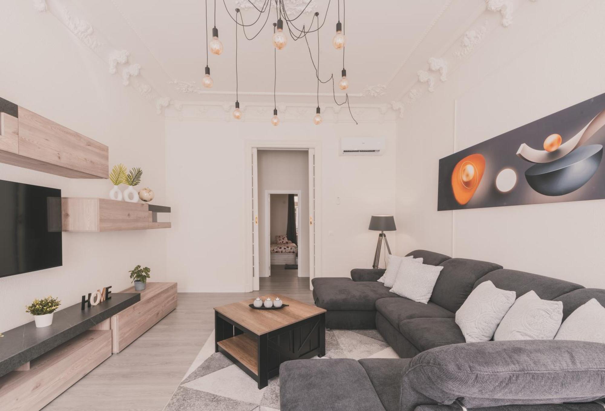 Apartamento Amplio Piso De 7 Habs, 4 Banos Sobre Calle Gran Via *