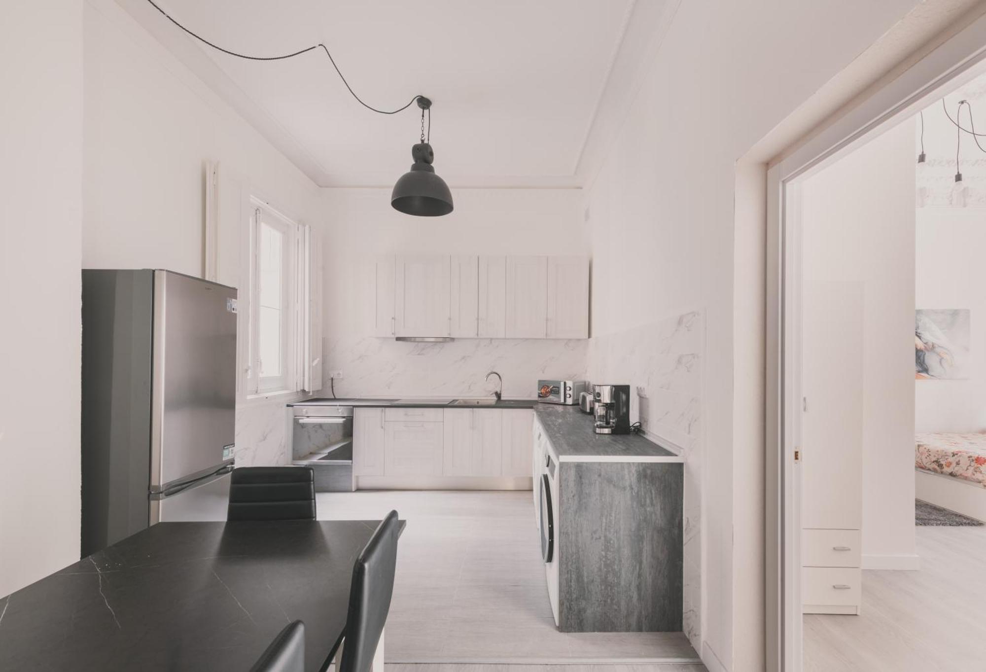 Apartamento Amplio Piso De 7 Habs, 4 Banos Sobre Calle Gran Via *
