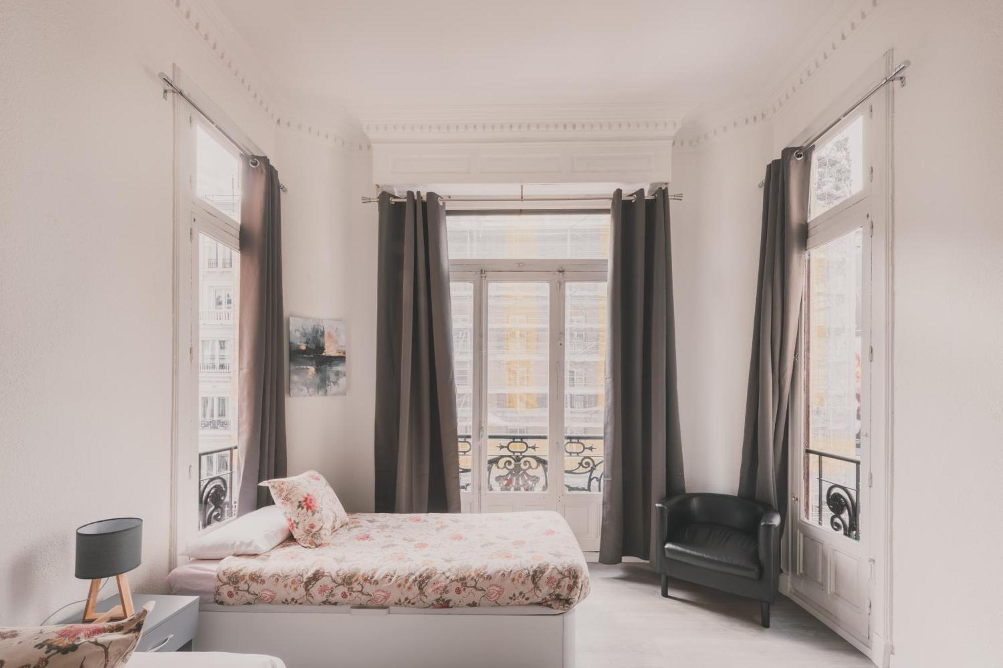 Amplio Piso De 7 Habs, 4 Banos Sobre Calle Gran Via Apartamento *