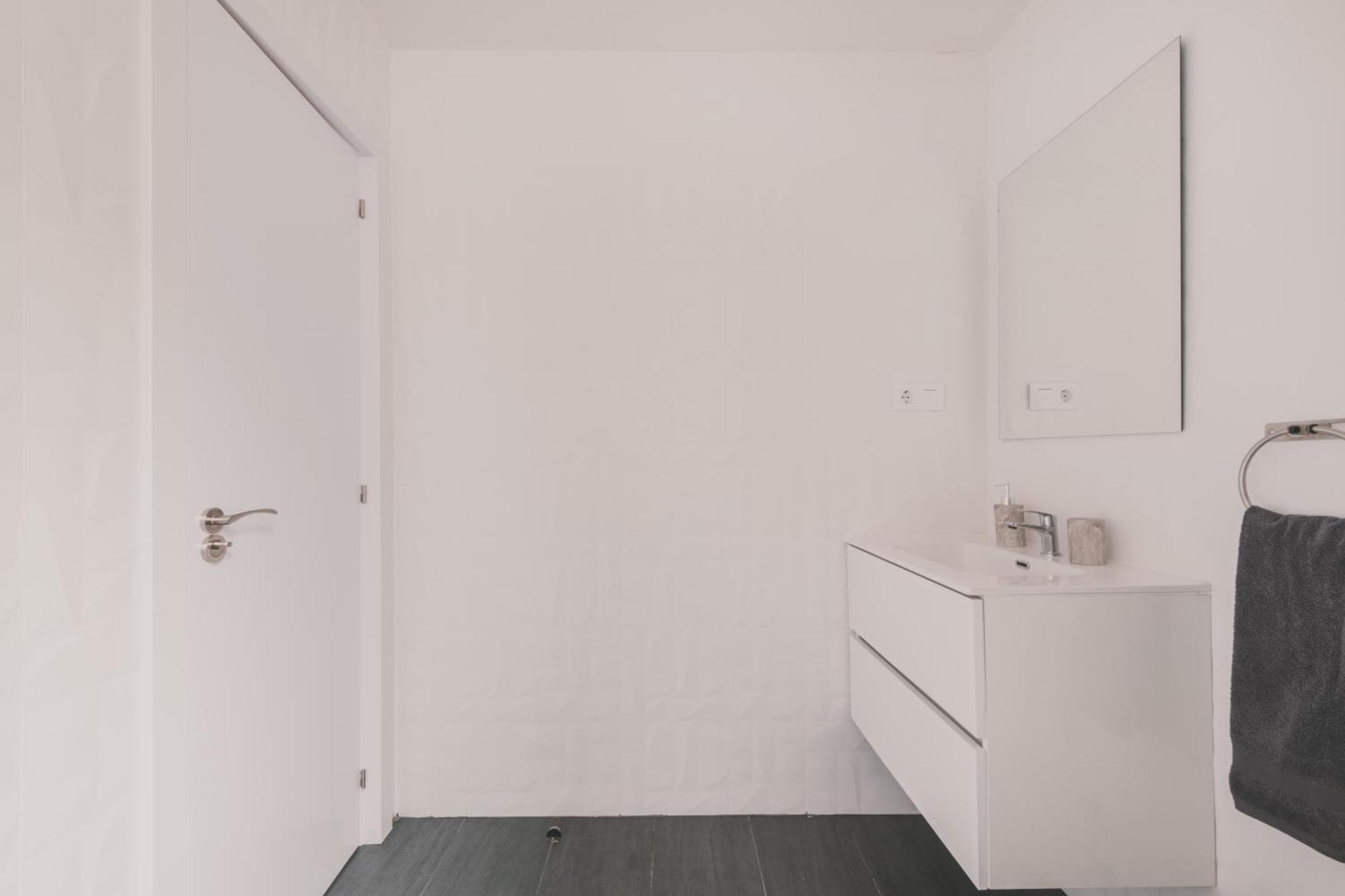 Apartamento Amplio Piso De 7 Habs, 4 Banos Sobre Calle Gran Via *