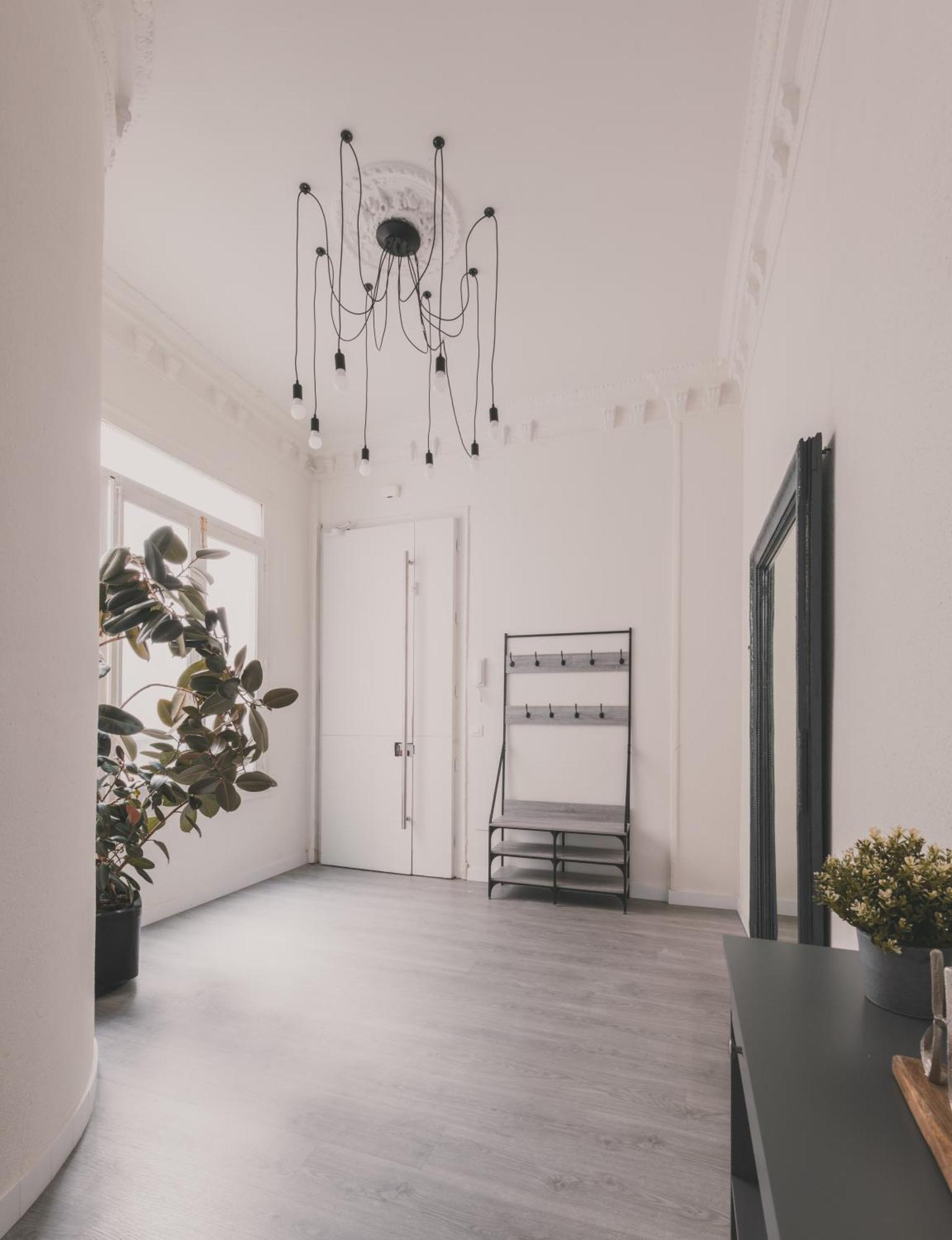 Apartamento Amplio Piso De 7 Habs, 4 Banos Sobre Calle Gran Via *