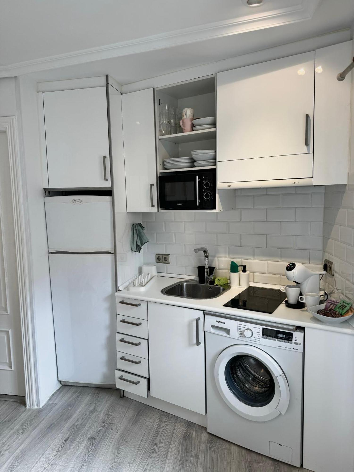 Lovely Balcony Center Apartment