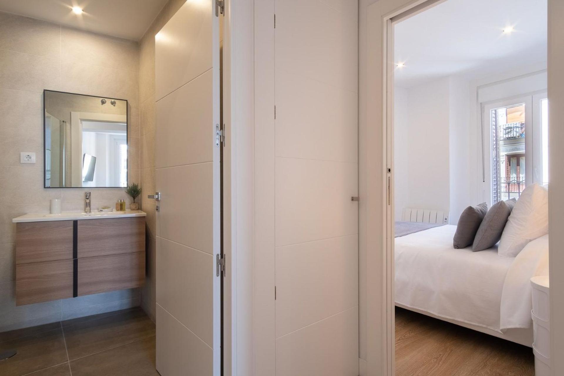Charming For 4 Steps Away From Mercado De San Miguel , Calle Mayor Iv *