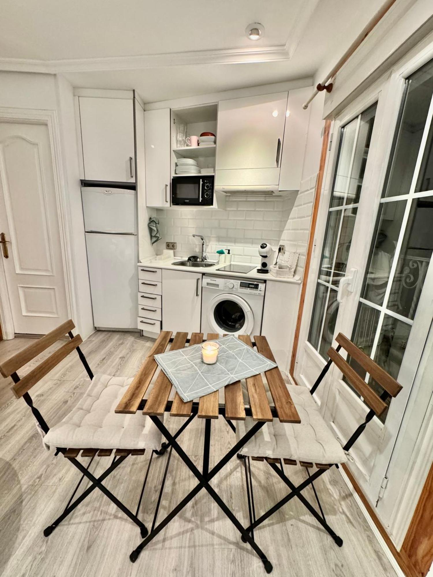 Lovely Balcony Center Apartment