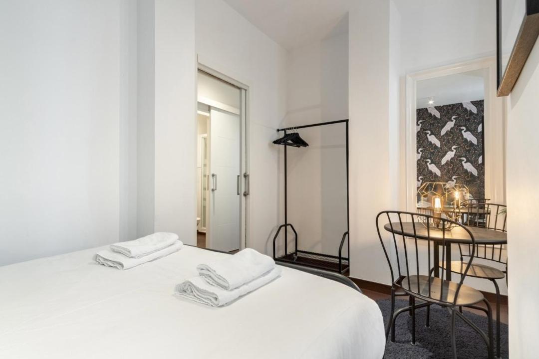 2 Bedrooms 2 Bathrooms Furnished - Malasana - Bright Stylish - Mintystay Apartamento Madrid