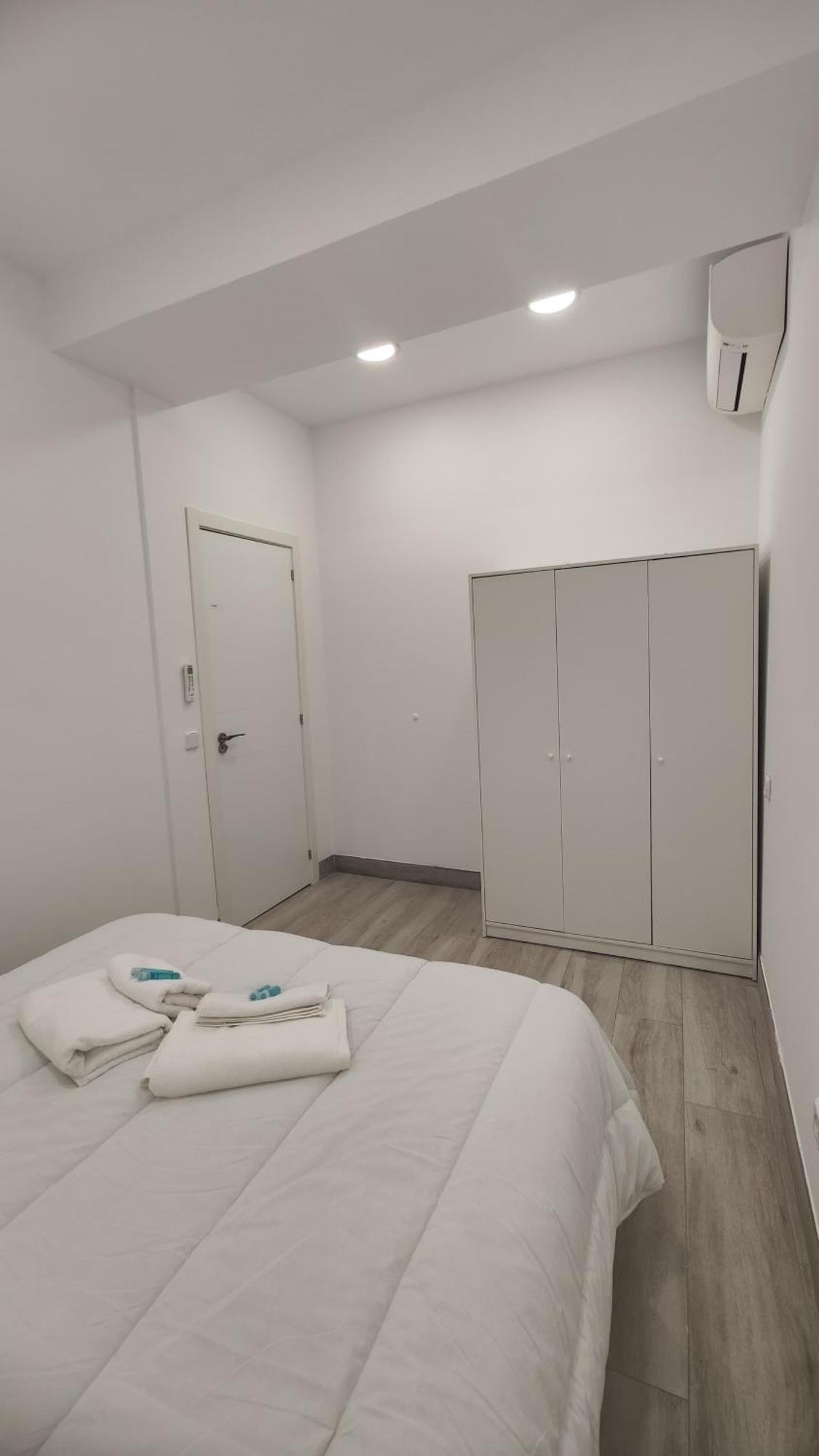 Only For Women Madrid-sol Hostal *