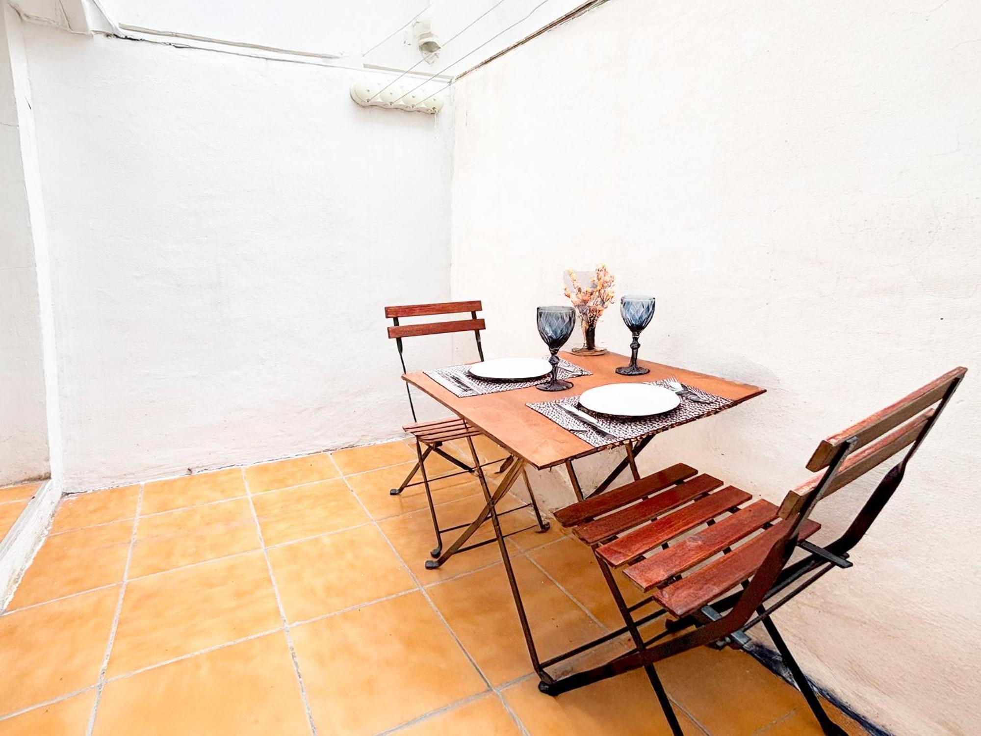 Luminoso, Con Patio Y Buena Zona Apartamento