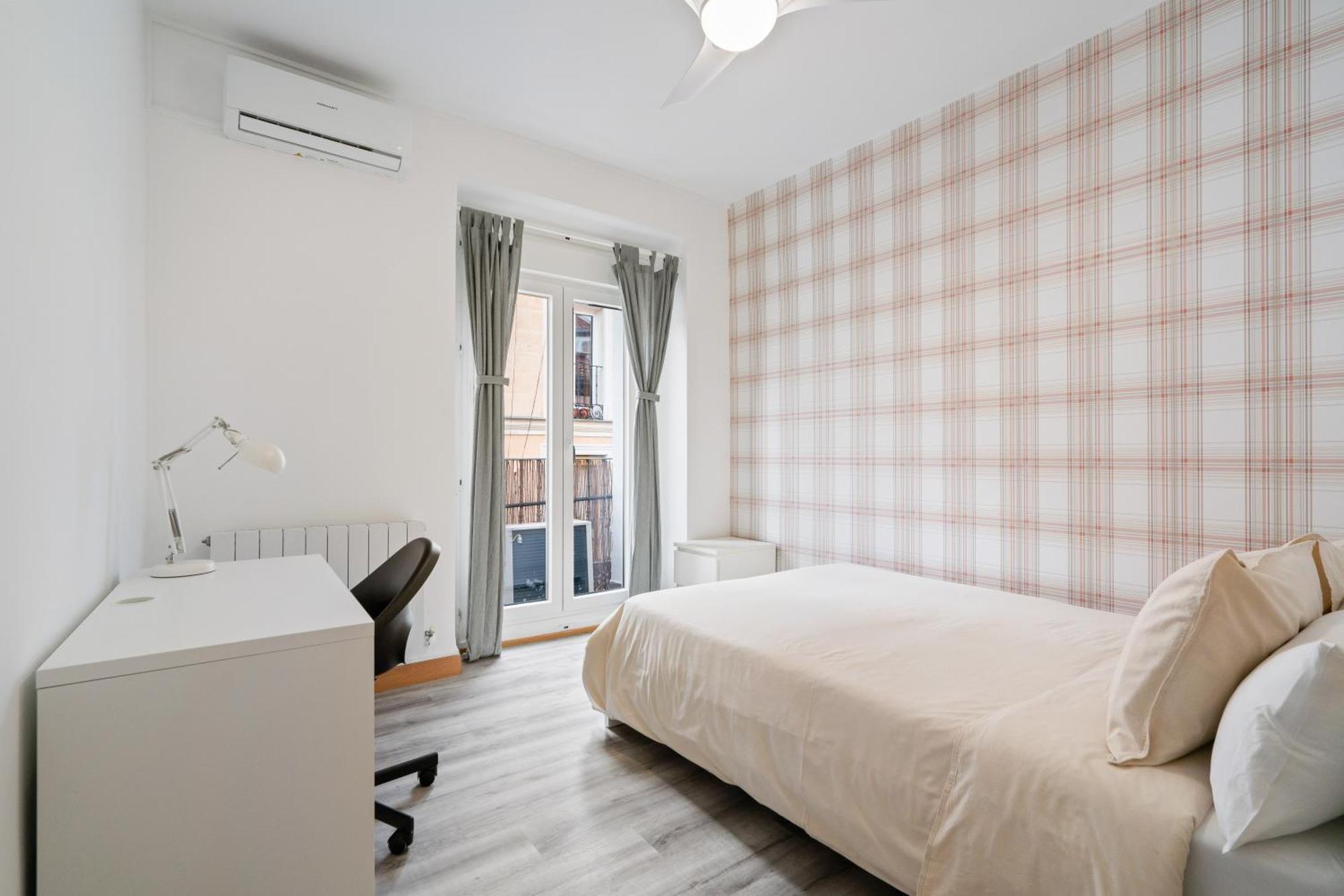 Apartamento La Latina Sol. Espacioso Apartamento, 12 Pax