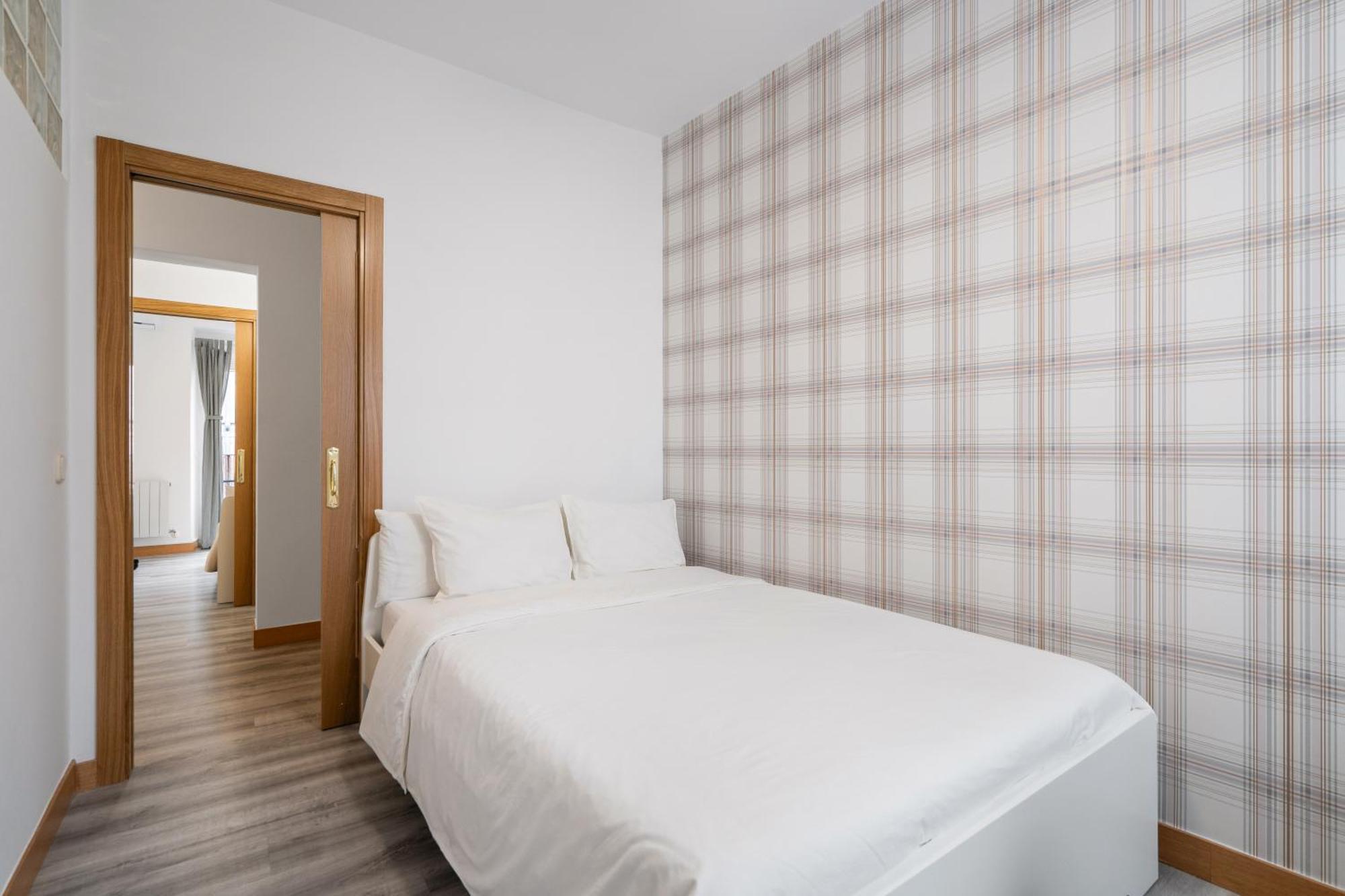 Apartamento La Latina Sol. Espacioso Apartamento, 12 Pax Madrid