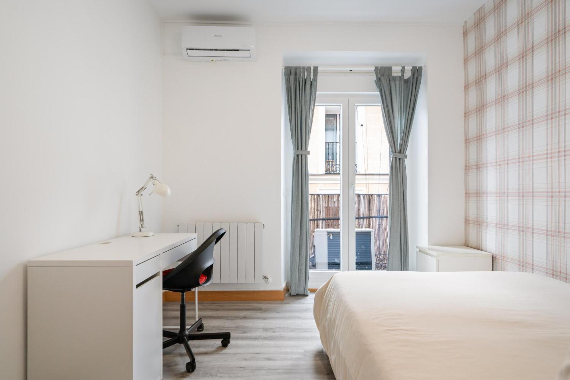 La Latina Sol. Espacioso Apartamento, 12 Pax