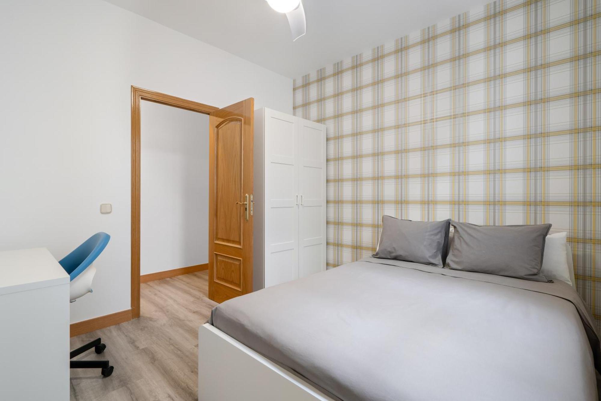 Apartamento La Latina Sol. Espacioso Apartamento, 12 Pax Madrid
