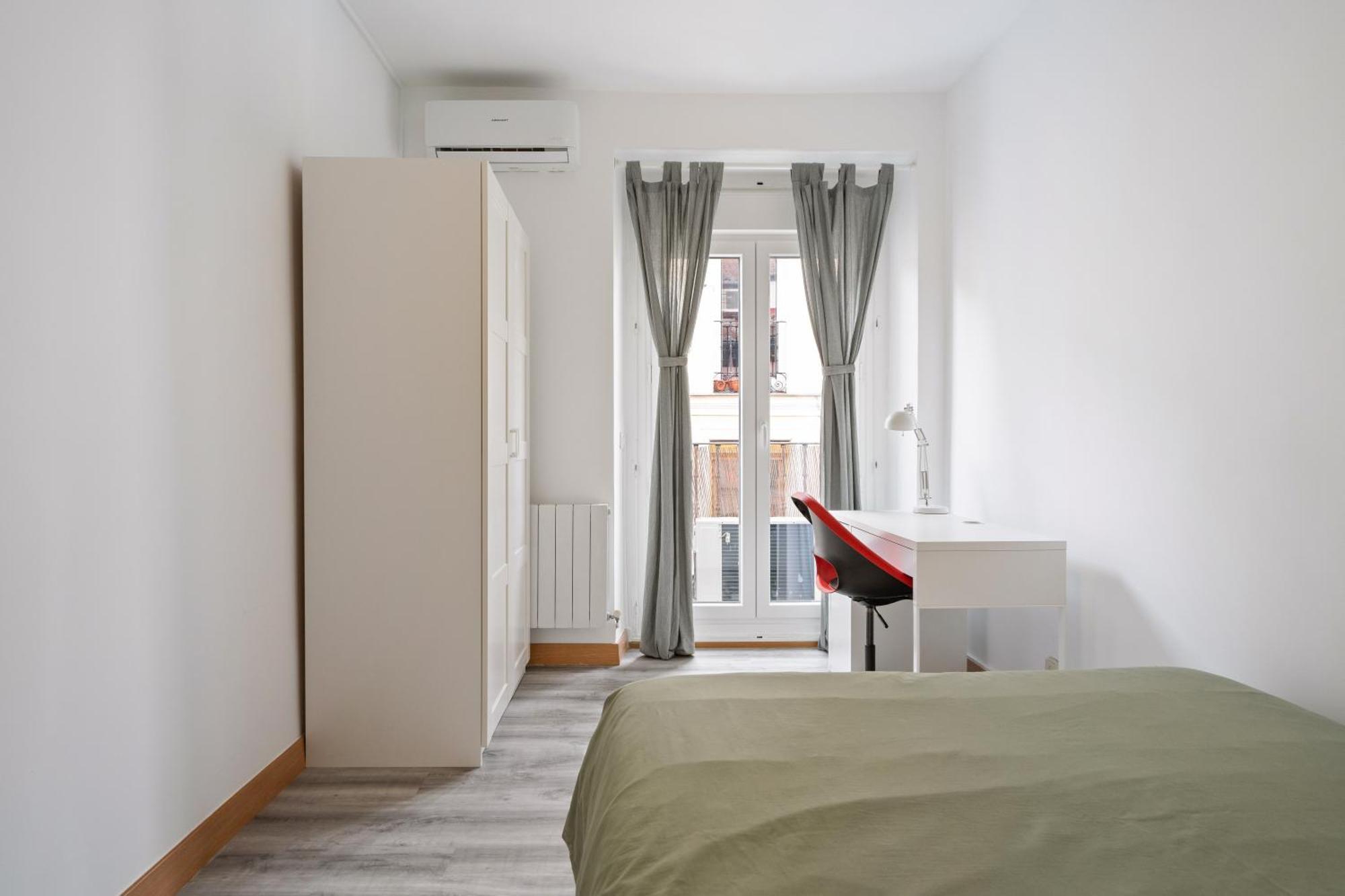Apartamento La Latina Sol. Espacioso Apartamento, 12 Pax