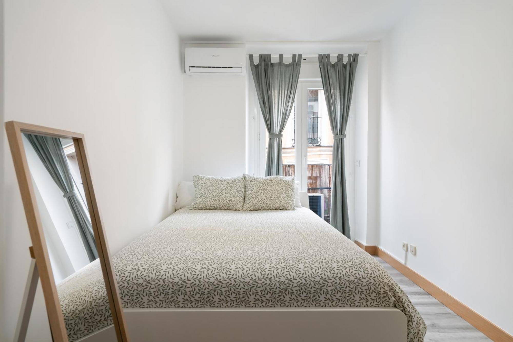 Apartamento La Latina Sol. Espacioso Apartamento, 12 Pax Madrid