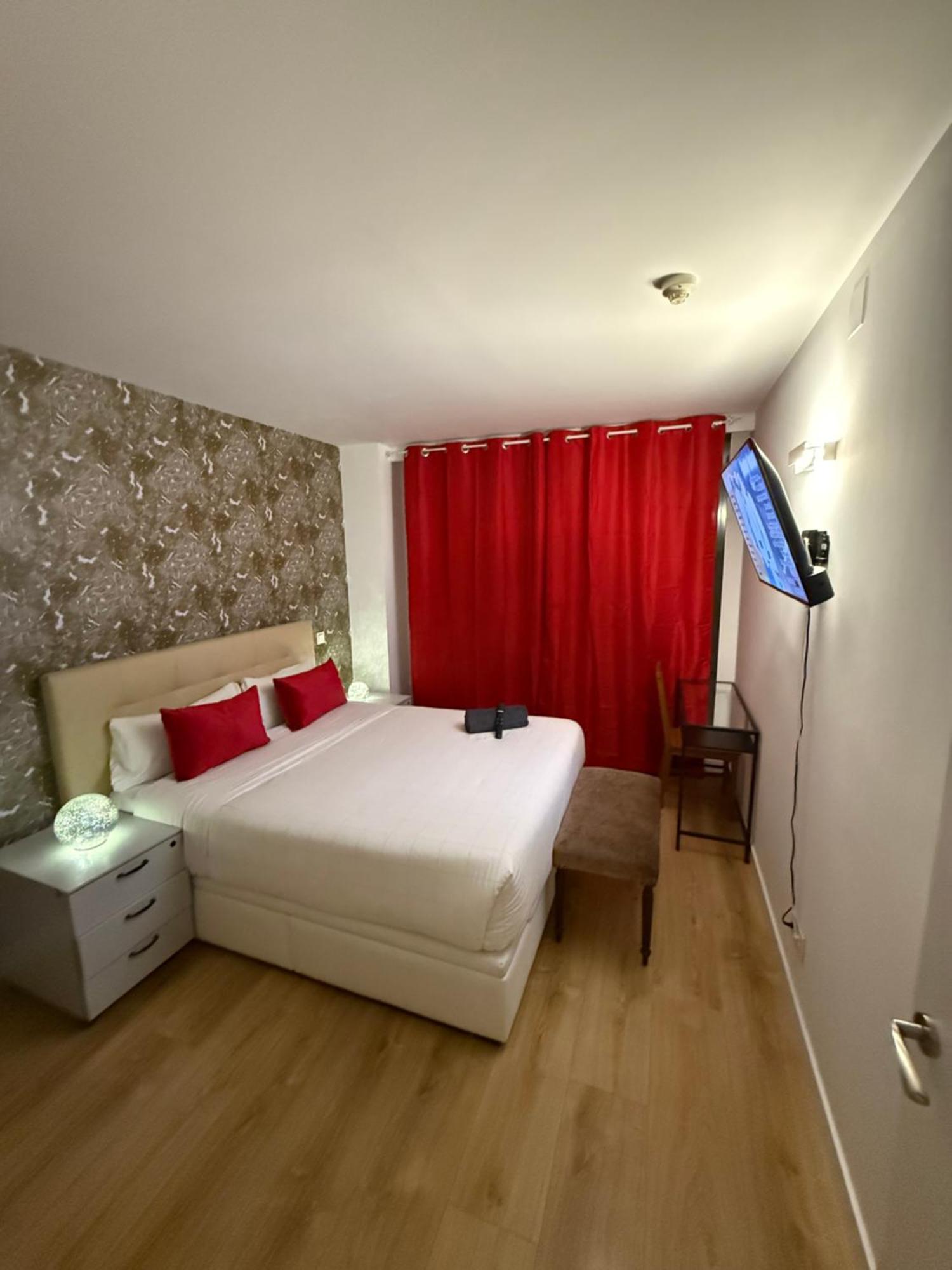 Plaza Apartment *