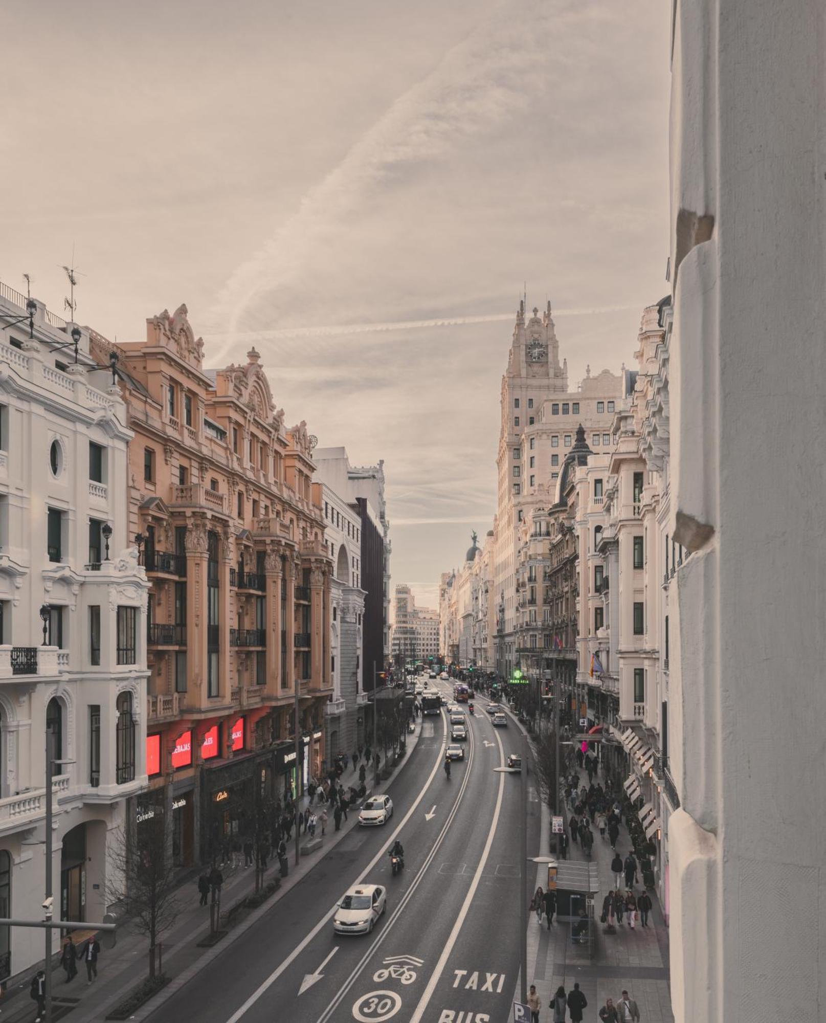 8 Rooms, 6 Bathrooms Over Gran Via Street Apartamento
