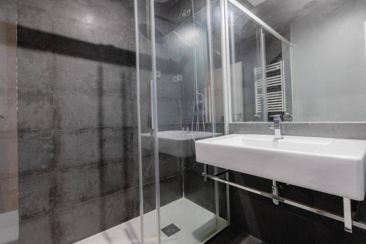 Cozy Modern In Apartamento Madrid