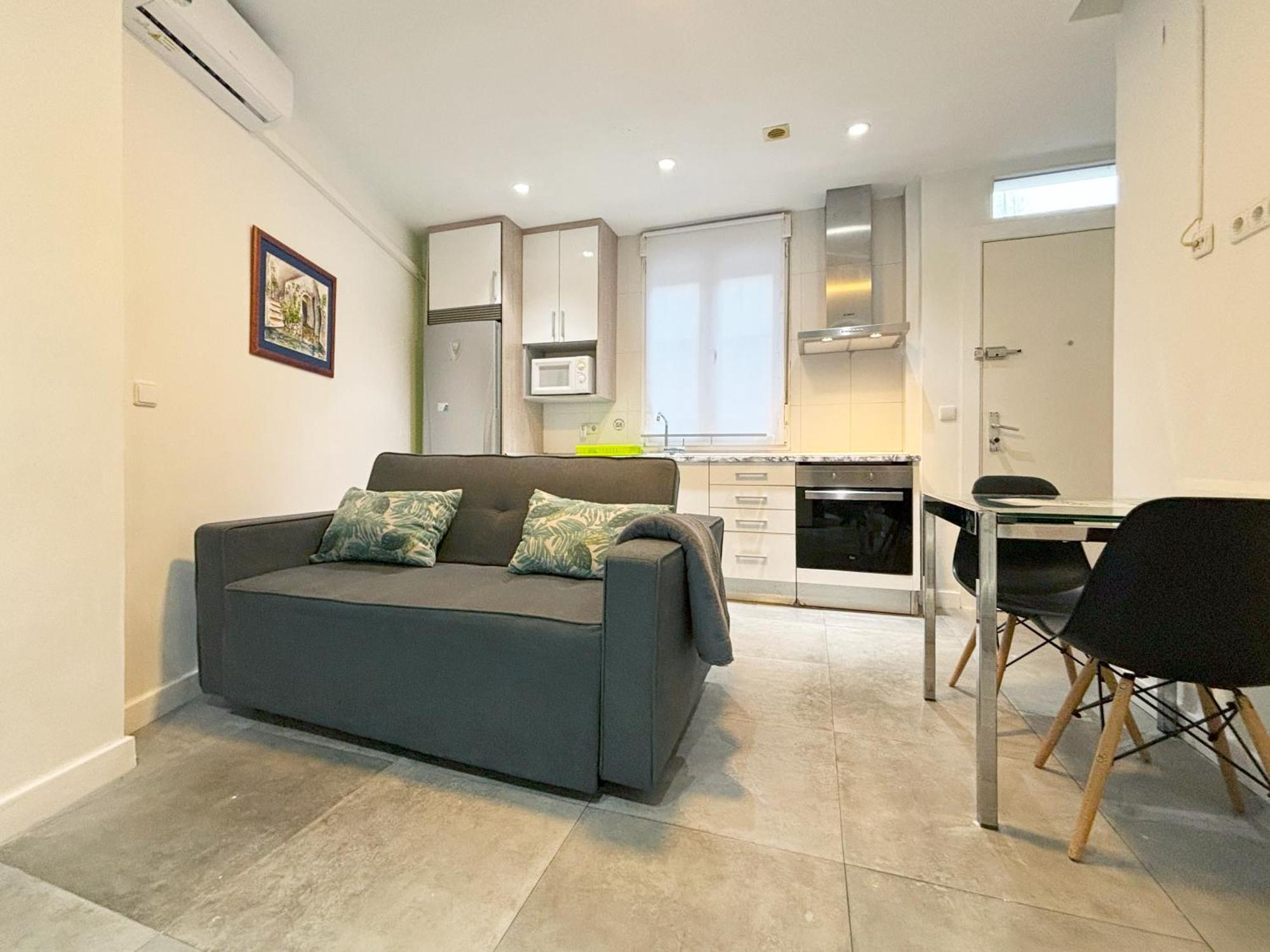 Bright, With A Patio And A Good Area Apartamento
