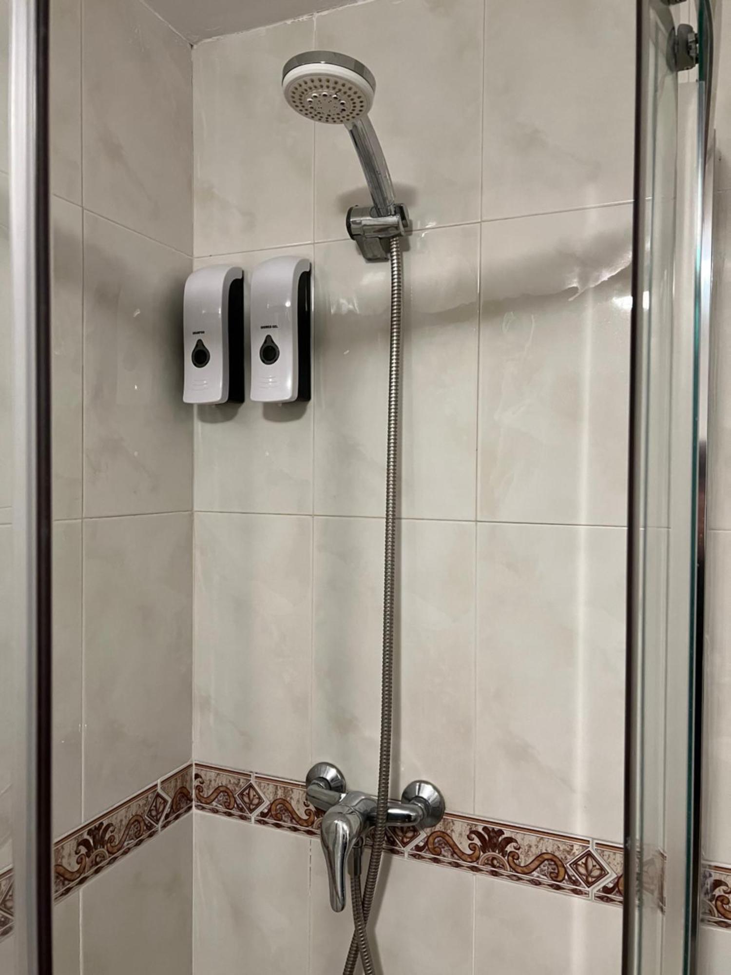 A 5 Minutos De Ifema Y 10 Del Aeropuerto, Y Bano Privado Con Entrada Independiente * Madrid