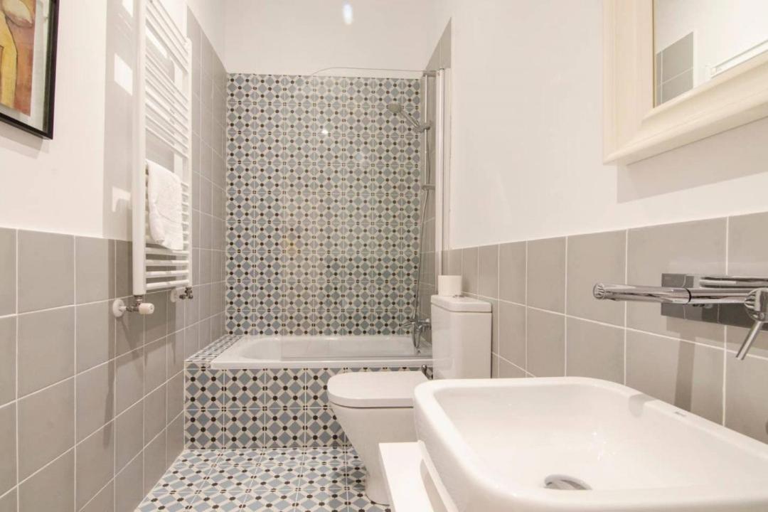 Renovated And Modern- 3bd 2bth- Anton Martin Apartment Madrid