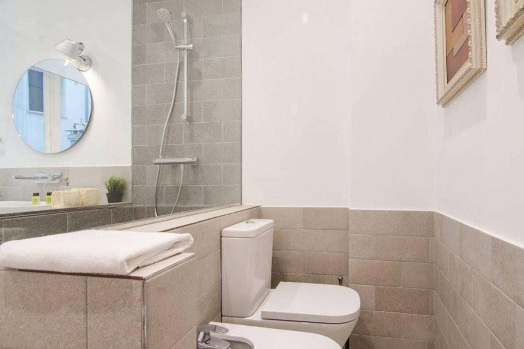 Renovated And Modern- 3bd 2bth- Anton Martin Apartment Madrid