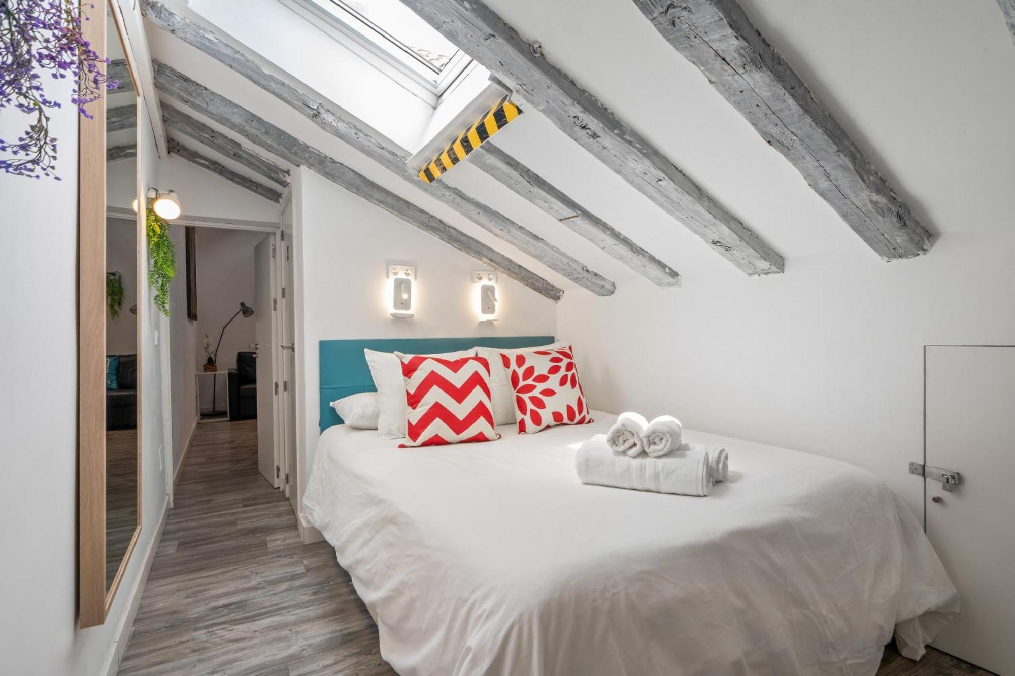 Apartment Attic 3bedrms-2baths In Heart Of Malasana