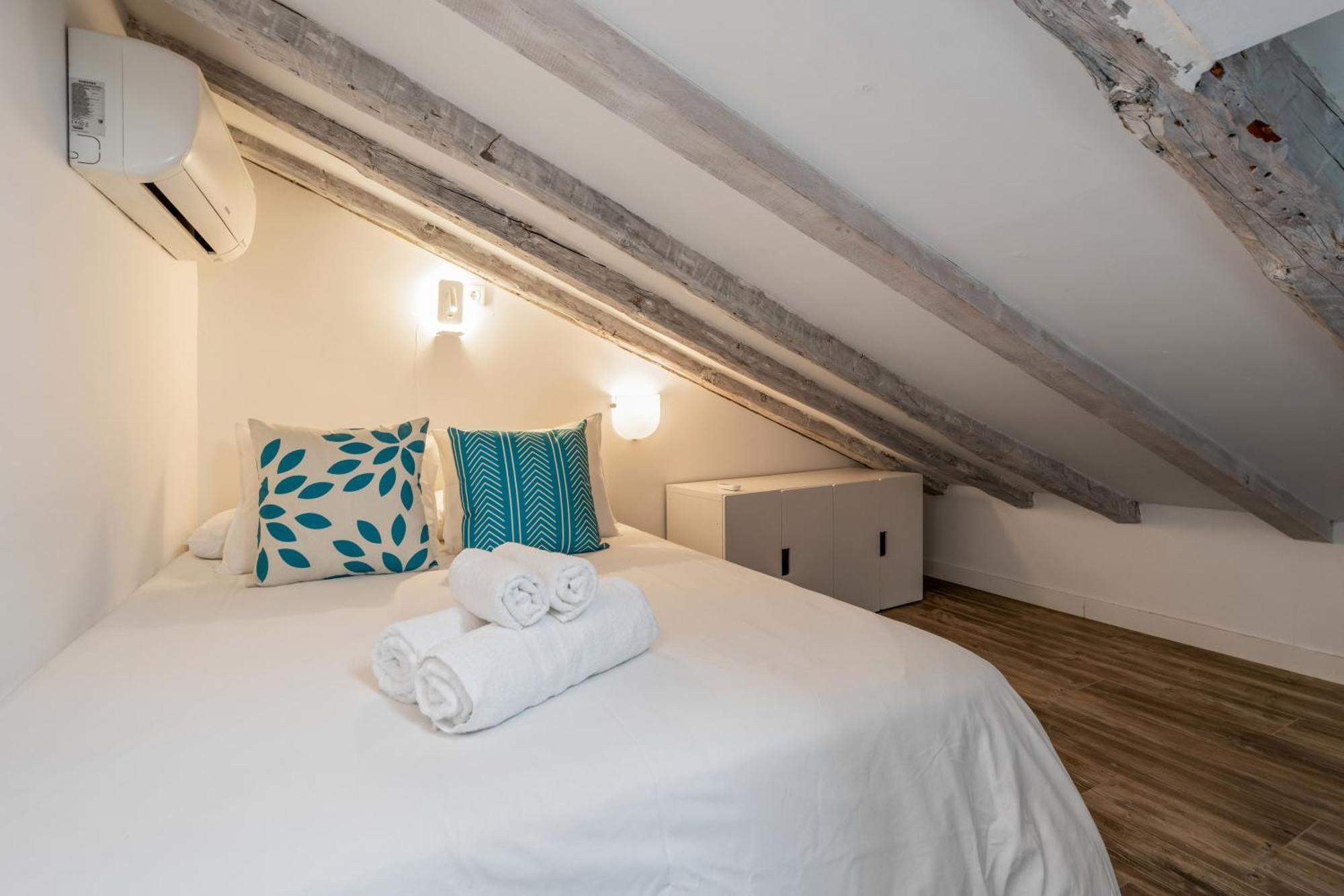 Attic 3bedrms-2baths In Heart Of Malasana Apartment