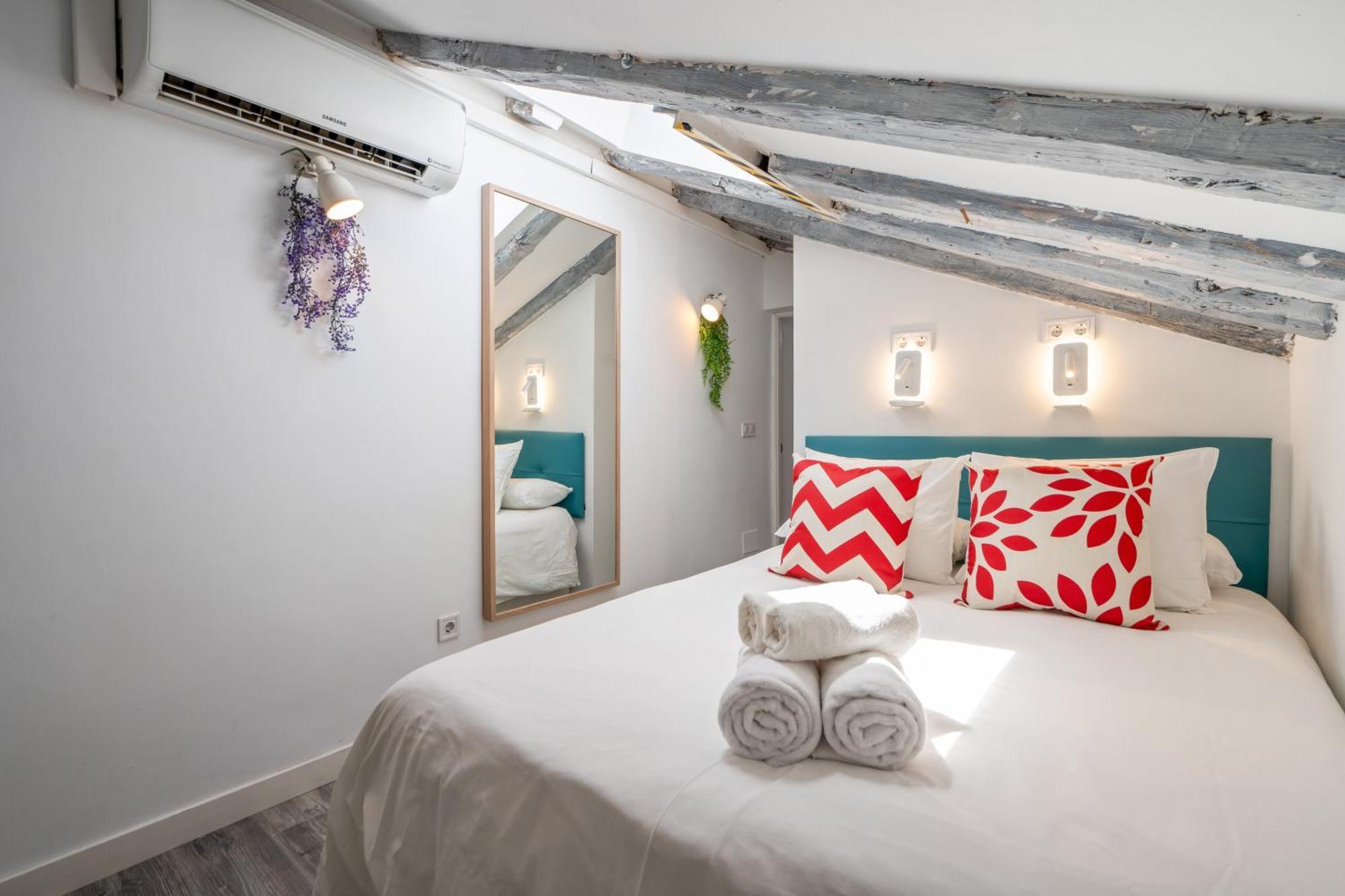 Apartment Attic 3bedrms-2baths In Heart Of Malasana *