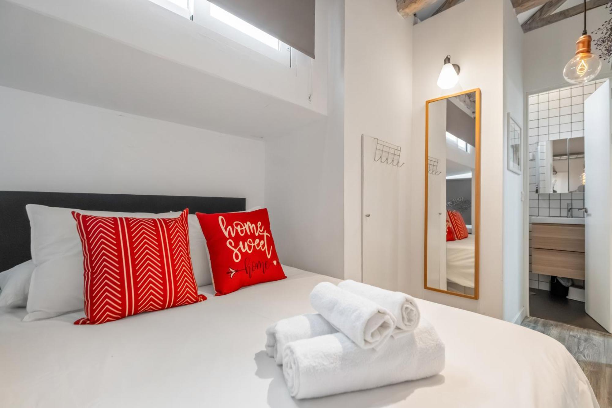 Attic 3bedrms-2baths In Heart Of Malasana Apartment