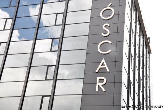Mate Oscar, Hotel