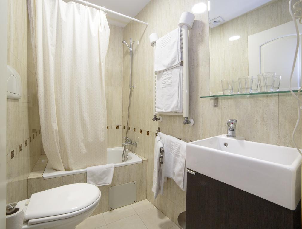 Adria Santa Ana