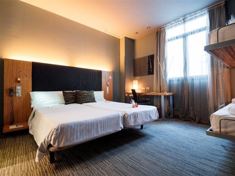 Petit Palace Tres Cruces Hotel