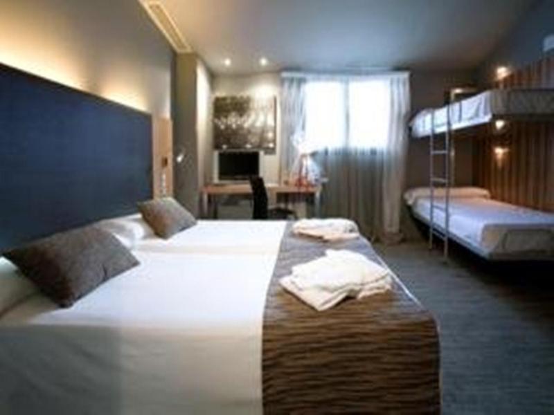 Petit Palace Tres Cruces Hotel