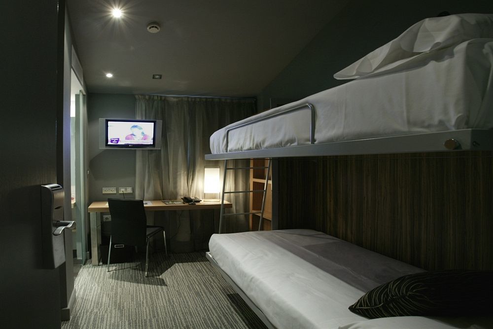 Petit Palace Tres Cruces Hotel 3*