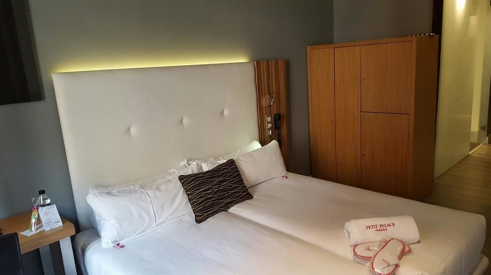 Hotel Petit Palace Tres Cruces 3*
