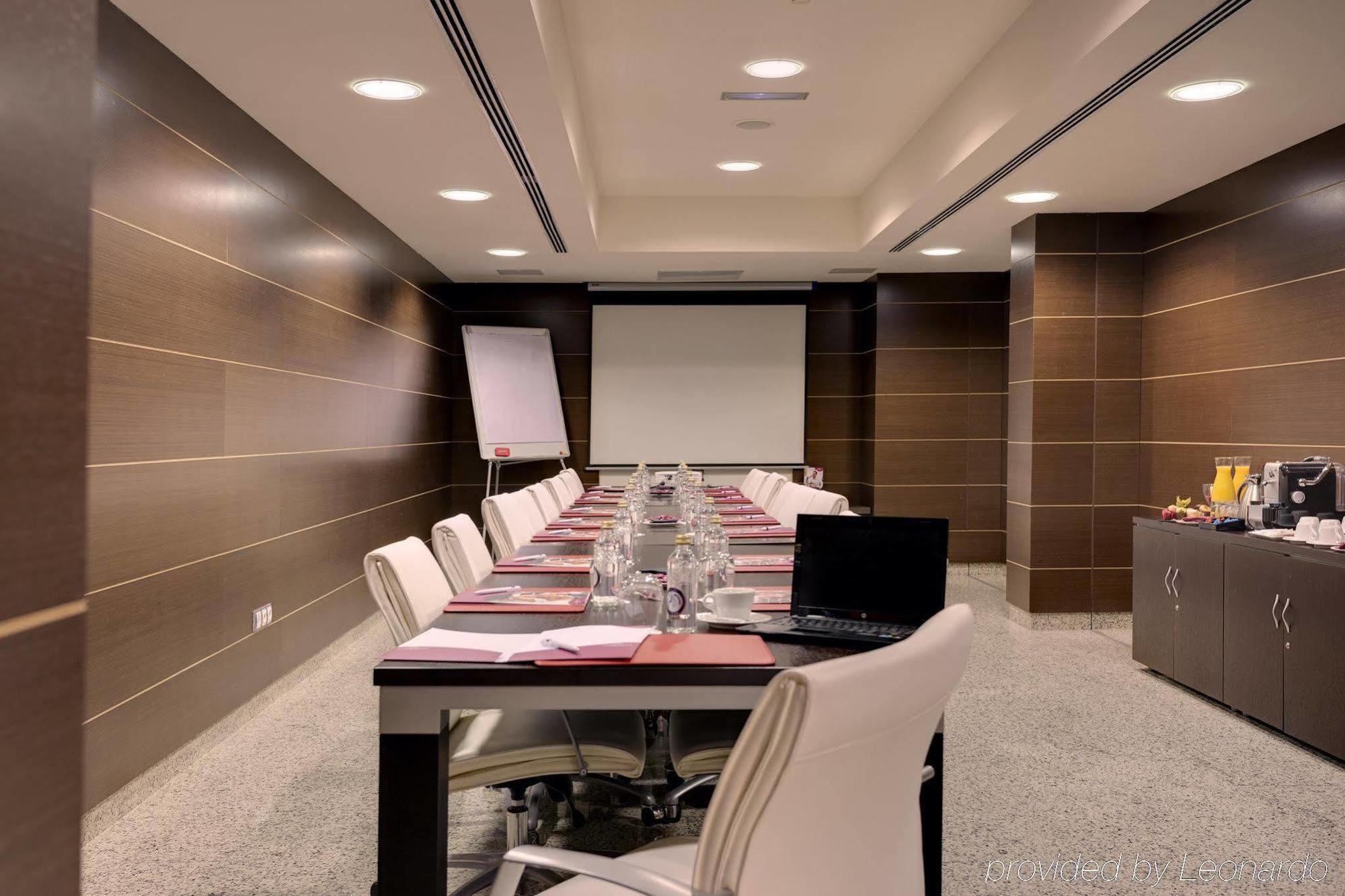 Crowne Plaza Airport 4*