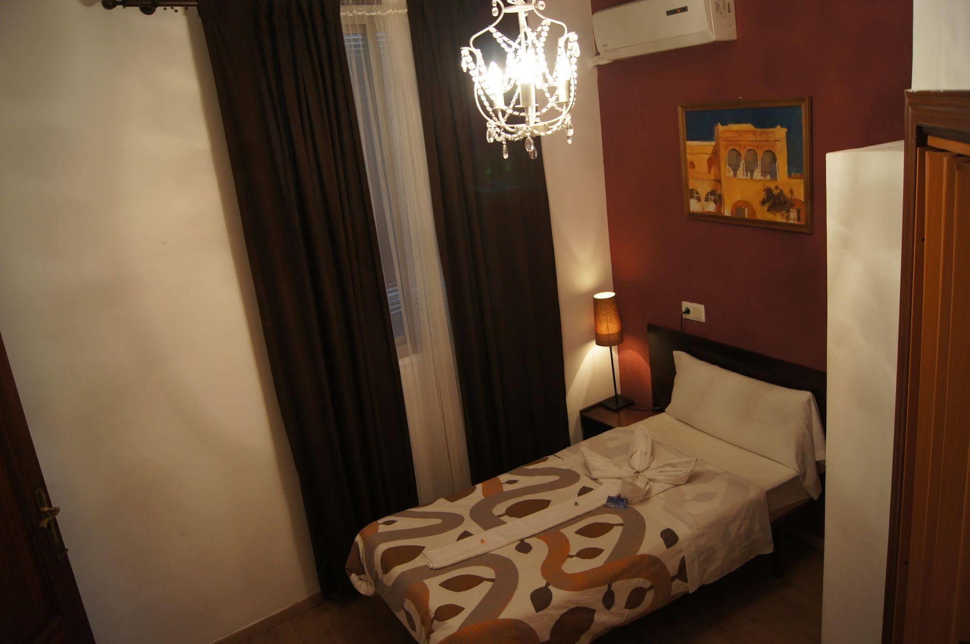 Hostal A Nuestra Senora De La Paloma Madrid
