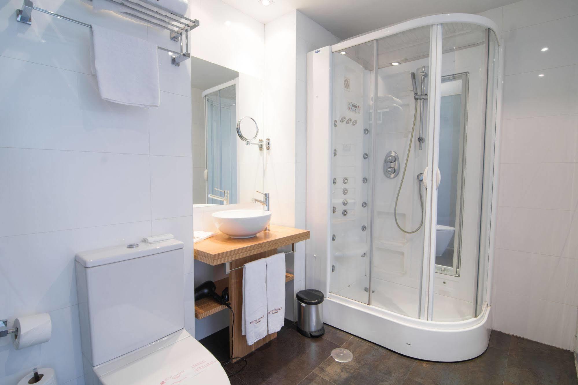 Hotel Petit Palace Plaza Del Carmen 4*